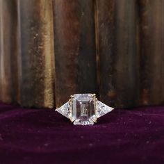 ● Kostenlose Gravur →Es ist ein kostenloser Service, der nach Kundenwünschen durchgeführt werden kann. Ring-Detail: - Hauptstein: Moissanit Edelstein: Moissanite Metalle: Erhältlich in Gelbgold, Roségold, Weißgold Steinform: Emerald Cut Hauptsteingröße: 9 x 6 mm Gewicht: 3.0 CTW (Inklusive All Stone) Seitlicher Stein: Moissanit Steinfarbe: D Klarheit: VVS1 Schliff: hervorragend Unsere Moissanite Steine werden verantwortungsbewusst bezogen und sorgfältig ausgewählt. Unser einzigartiger Ansatz schließt den Mittelsmann aus und hilft Ihnen, unschlagbare Preise und einen unschlagbaren Kundenservice zu bieten. Alle Größen werden auf Bestellung angefertigt. GARANTIERTE KUNDENZUFRIEDENHEIT 14 TAGE KEINE FRAGEN GESTELLT RÜCKGABE -Diese Alle aktualisierten Fotos zeigen nur Beispiele. Auf Bestellung Ring 3 Stone, Engagement Ring Women, Gold Anniversary, Diamond Wedding Ring, Ring Women, Three Stone Rings, Womens Engagement Rings, Three Stone, Diamond Wedding Rings