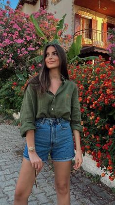 Hot Weather Outfits, Europe Outfits, Elegante Casual, Looks Street Style, Summer Fashion Outfits, Green Shirt, Mom Outfits, Looks Style, Mode Inspiration