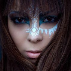 Tribal eye make-up, geometric embellishment. Striking, blue and white. Viking Makeup, Creative Makeup Looks, Trendy Makeup, Facepaint, Blue Makeup