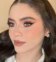 Maquillaje buchifresa, makeup girly looks, buchona, buchifresa makeup, girly, pink, fresa, makeup, eyeliner, eyeshadow, eyelashes, makeup buchifresa de día, makeup looks, inspos. IG:@anahiterrazas Makeup Buchifresa, Pink Eyeliner Makeup, Makeup Rosa, Quince Makeup, Makeup Social, Pink Eyeliner, Wedding Guest Makeup, Eyeliner Eyeshadow, Eyelashes Makeup