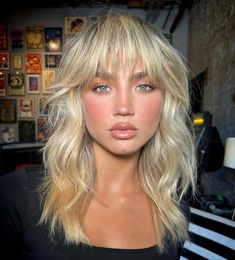 Los 12 cortes de pelo tendencia de primavera 2024 más favorecedores (ordenados por tipo de rostro) Shag Haircut Ideas, Medium Shaggy Hairstyles, Medium Shag, Rocker Hair, Medium Shag Haircuts, Shaggy Haircuts, Blonde Haircuts, Shag Hairstyles, Blonde Hair Inspiration