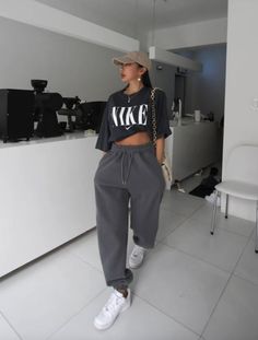 Gym Fit Sweatpants, Sweatpants Summer Outfit, Oversized Joggers Outfit, Outfits To Wear With Sweatpants, Oversized Sweatpants Outfit, Outfit Inspo For Summer, Outfit Jogging, Sweatpants Outfit Ideas, Sweatpants Outfit