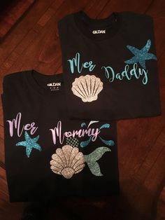 two t - shirts that say mee daddy and mee mommy with sea shells on them