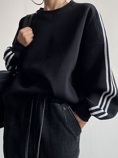 Oversized Panel Sweatshirt Outfit Oversize, Fit Clothes, Fits Clothes, Long Midi Dress, Outerwear Outfit, Swimwear Outfit, Sporty Style, Vintage Tops, Bottoms Pants