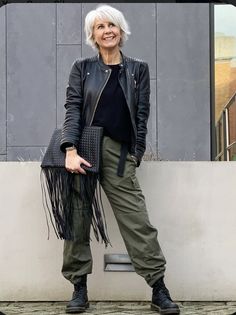 Mode Over 50, Look Boho Chic, Woven Clutch, Mode Hippie, Looks Black, Green Pants