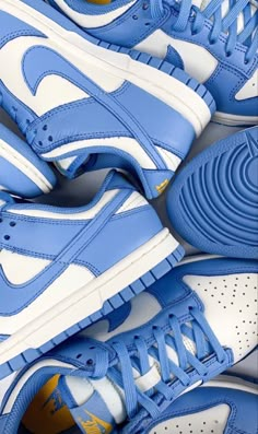 Nike Dunk Wallpaper Aesthetic, Blue Aesthetic Shoes, Blue Shoes Aesthetic, Nike Dunk Aesthetic, Jordan Bleu, Nike Azul, Jordan Shoes Wallpaper, Jordans Aesthetic, Nike Tenis