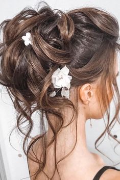 Bun With Loose Curls, Medium Hair 2023, Updos For Medium Hair Wedding, Medium Hair Wedding, Wedding Updos For Medium Hair, Messy Hair Updo, Romantic Wedding Hair