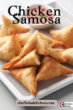 This picture shows chicken samosas on a square plate with a dipping sauce in a bowl beside it. Samosa Recept, Chicken Samosa Recipe, Chicken Samosa Recipes, Chicken Samosa, Easy Samosa Recipes, Resep Makanan Beku, Chicken Starter Recipes, Samosa Recipe, Spicy Snacks Recipes