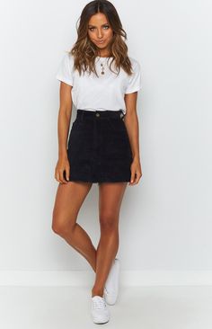 Black Short Skirt Outfit, Black Cord Skirt, Black Skirt Outfit Summer, Mini Skirts Outfits Summer, Denim Mini Skirt Outfit, Black Denim Skirt Outfit, Black Mini Skirt Outfit, Skirt Outfit Casual, Oversized Band Tee