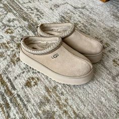 These slippers are a NEED this fall winter season. The Ugg Tazz slippers are a blend of comfort and style, perfect for both indoor and outdoor use. They feature a soft suede upper and a plush sheepskin lining that provides ultimate warmth and coziness. The Tasman braid embroidery adds a unique touch of craftsmanship, while the lightweight yet durable EVA sole ensures long-lasting wear and support. These slippers are designed with a slip-on silhouette for easy on and off, making them a convenient choice for everyday wear. Key words:comfort, style, indoor, outdoor, soft suede upper, plush sheepskin lining, warmth, coziness, Tasman braid embroidery, craftsmanship, lightweight, durable EVA sole, long-lasting wear, support, slip-on silhouette, convenience.
Amazon affiliate