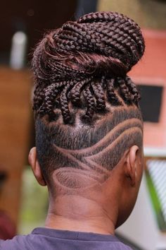 Découvrez plus d'idées en touchant l'épingle 👆 ou sur notre tableau dédié aux undercuts pour femmes 📌 Style Undercut, Side Cut Hairstyles, Black Haircut Styles, Undercut Designs, Shaved Side Hairstyles, Shaved Hair Designs, Tapered Natural Hair, Natural Hair Short Cuts