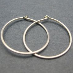 Material: 925 Sterling SIlver Size:  21mm Gauge: 22 gauge Style: Silver hoops Quantity: 2 pairs, 4 pcs Sku: 203020-21 Pictures show the shape of the product, for actual size please see the measurement. Please convo me for large quantity. Thanks for visiting !                  WHOLESALE For up to 50% OFF wholesale discount, please contact us to setup a wholesale account. $150 minimum amount on order total is required for wholesale. CONTACT US TO SETUP A WHOLESALE ACCOUNT TODAY! Large Silver Hoop Earrings, Simple Hoop Earrings, Silver Necklaces Women, Earrings Hoops, Fused Glass Jewelry, Sterling Silver Hoop Earrings, 925 Sterling Silver Chain, Jewelry Online Shopping, Earring Findings