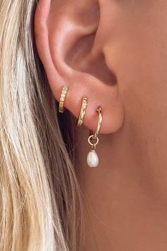 Minimalist Ear Piercings, Dope Jewelry, Jewelry Essentials, Classy Jewelry, Stacked Jewelry, Jewelry Lookbook, Classic Jewelry, Girly Jewelry