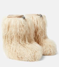 Les Arcs Shearling Snow Boots in Beige - Bogner | Mytheresa Cute Ski Outfits, Les Arcs, Snow Fashion, Moon Boots, Flat Boots, Suede Ankle Boots, Ski Wear, Winter Accessories, Lining Fabric