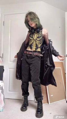 Alice In Wonderland Core Outfit, Nonbinary Goth Outfits, Androgynous Goth Fashion, Street Punk Fashion, Masc Goth Outfits, Crowcore Fashion, Alt Fashion Men, Crowcore Outfit, Alternative Fall Fashion