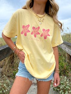 Sunhoney What’s The Best That Could Happen T-shirt Hibiscus Flower Shirt, Hibiscus Flower Design, Jacksonville Beach, Outfit Inspo Casual, Affordable Fashion Women, Cute Preppy Outfits, Preppy Summer, Beach T Shirts, Preppy Outfit