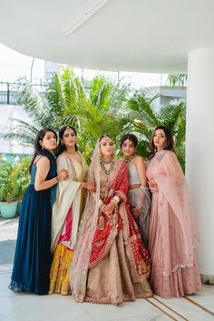 Floral Dresses With Sleeves, Anand Karaj, Bandhani Dupatta, Wedding Outfits For Women, Indian Wedding Poses, Bridal Dupatta, Couple Wedding Dress