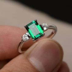 Anello di fidanzamento anello smeraldo maggio Birthstone Smaragd Ring, May Birthstone Rings, Green Gemstone Ring, Engagement Rings Twisted, Emerald Rings, Jewelry Diamonds, Ring Emerald, Three Stone Engagement, May Birthstone