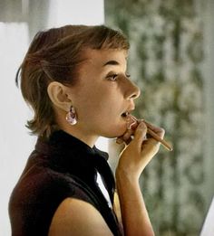 Audrey Hepburn Bangs, Audrey Hepburn Old, Aubrey Hepburn, 1950s Hairstyles, Big Box Braids Hairstyles, Really Short Hair