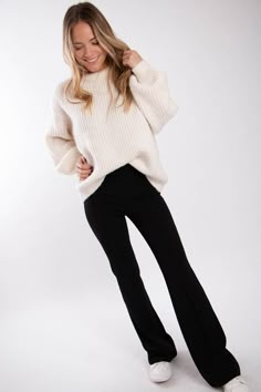 Black Flares Outfit, Plazo Outfits, Stylish Sneakers Outfit, Winter Inspo Outfits, Flare Outfit, Outfit Jean, Look Legging, Black Flare Pants