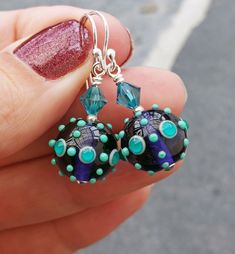 Mijn handgemaakte glaskraal verwerkt in deze oorbel, samen met een Swarovski kristal. Al het metaal is sterling zilver. Lampwork Bead Earrings, Lampwork Glass Pendants, Lampwork Earring, Fairy Jewelry, Glass Beads Jewelry, Handmade Lampwork Bead, Swarovski Crystal Earrings, Swarovski Earrings, Floral Earrings