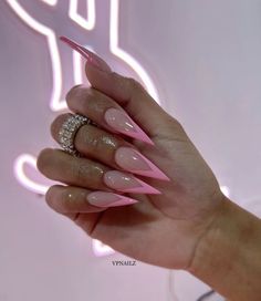 Bodysuit Looks, Cute Stilleto Nails, Pink Nails Pointy, Medium Stiletto Acrylic Nails, Birthday Stiletto Nails, Pink Stiletto Nails Designs, Pink Pointy Nails, Stiletto Birthday Nails, Pink Nails Stiletto