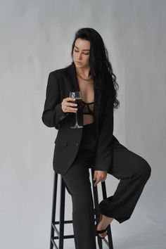 Elegant Women Photoshoot, Empowering Photoshoot Women, 20 Birthday Photoshoot Ideas, Suit Photoshoot Women, Boss Lady Photoshoot, Pose Mode