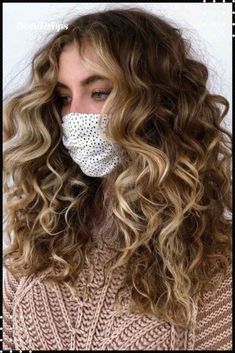 5 cortes de cabelo cacheado que valorizam seu cabelo Balayage Curly Balayage Hair, Dyed Curly Hair, Curly Hair Photos, Wavy Hairstyles, Natural Curls Hairstyles, Curly Hair Inspiration