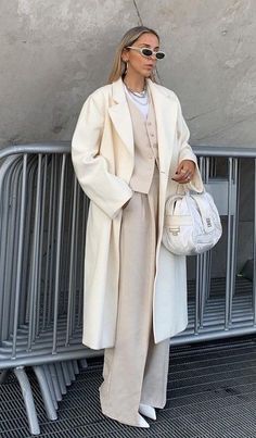 Pakaian Hipster, American Clothing Brands, Spring Wardrobe Essentials, Woman Suit Fashion, Winter Outfit Inspiration, Tomboy Outfits, White Coat