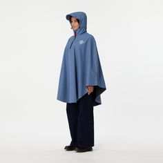 Life can be messy and wet.The Rover Rain Cape is one clever tool to simplify your multi-modal urbanite routines. Have the confidence to super-power your way through your rainiest day. Smartly designed to let everyone know you are mission driven and rain won’t stop you. An elegant, simple design solution for the complications of daily life. Easy on-and-off and packs up nicely. Simply put your head through the head hole and you are off to explore and roam, dry and happy. This rain poncho allows fo Cold Bag, Rain Cape, Cape Jacket, Rain Poncho, On A Rainy Day, A Rainy Day, Kids Jacket, Rainy Day, Cape