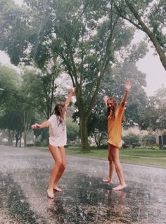 Rainy Photoshoot, Cute Friend Poses, Rain Pictures, Rain Photo, Friendship Photoshoot, Summer Picture Poses, Shotting Photo, Best Friend Photoshoot