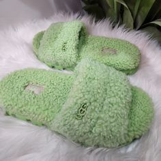 Ugg Women's Cozetta Curly Slipper Sizes 6 7 10 Color: Parakeet Green 10mm Curly Sheepskin Upper 10mm Curly Uggplush Upcycled Wool Lining 10mm Curly Sheepskin Insole Sugarsole Foam Outsole Ugg Logo Rivet Description Featuring A Super Soft Curly Sheepskin Upper With Our Signature Uggplush Lining, The Cozetta Has A Mindfully Sourced Sugarsole Foam Outsole Made With Renewable Sugarcane Offering Indoor-Outdoor Cushioning So You Can Bring The Feeling Of Ugg Wherever You Go. Pair With All Of Your Favor Grey Slippers, Ugg Tasman Slippers, Indoor Outdoor Slippers, Classic Slippers, Pretty Shoes Sneakers, Shoes Ugg, Shearling Slippers, Black Uggs, Black Slippers