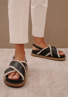 ALOHAS Marshmallow Black Leather Sandals Alohas Marshmallow, Comfortable Leather Sandals, 21 Diner, Vegan Boots, Sustainable Leather, Sandal Platform, Leather Sandals Flat, Black Leather Sandals, 90s Inspired