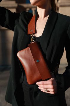 A modern take on the classic fanny pack, this vegetable-tanned leather belt bag is a cult favorite for a reason. Waist Bag Leather, Leather Bag Design, Banana Bag, Fanny Bag, Leather Belt Bag, The Cult, Women Bags Fashion, Leather Projects, Leather Bags Handmade