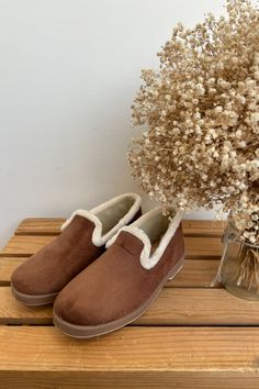 Mesdames, vous allez adorer porter les charentiases marron de chez La Maison de L'espadrille. Elles sont élégantes et très confortables. Vous pouvez les retrouver en différents coloris : orange, kaki, jaune, bleu, gris... Porter, Espadrilles, Orange