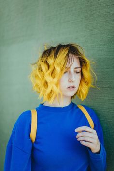 Tessa Violet, Yellow Hair Color, Short Grunge Hair, Violet Hair, Punk Hair, Short Hair Color, Hair Color Blue, Yellow Hair, Hair Blog