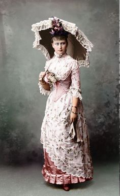 1870s Bustle Dress for Summer - love the parasol also! Beige Outfits, History Fashion