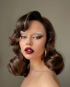 Retro Hollywood Makeup, Court Makeup Looks, Editorial Makeup Simple, 1920s Inspired Hairstyles, Old Hollywood Hairstyles With Bangs, Cabaret Hairstyles Long Hair, Makeup Looks With Red Hair, 1920 Inspired Makeup, 1920 Long Hair