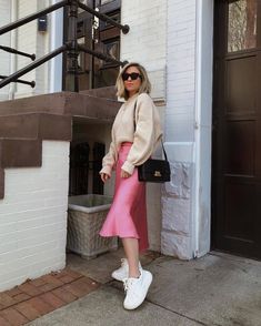 Pink Skirt Outfits, Pink Midi Skirt, Midi Skirt Outfit, Skirt And Sneakers, Stylish Skirts