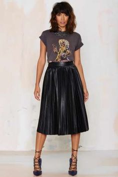 I love to pair a rock n roll t-shirt or element with a more romantic and feminine piece like a pleated midi skirt. Rok Midi, Elegantes Outfit Damen, Rok Outfit, Pleated Skirt Outfit, Black Leather Skirt, Trendy Skirts, A Skirt