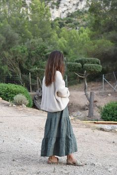 Style // The perfect dark green linen skirt  Simple, stylish and made with the softest linen. Our Florence Skirt features a timeless elegant tiered skirt, and is available in a range of beautiful faded linen tones, designed to transition throughout the year. Pair with sandals for summer or boots for fall and winter, th Down To Earth Fashion, Feminine Comfortable Style, Coastal Fall Fashion, Sweater With Maxi Skirt, Feminine Winter Outfits Girly, Linen In Winter, Homestead Outfits, Long Skirt And Sweater, Beachy Winter Outfits