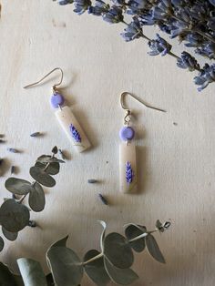 These hook earrings feature a beige granite rectangular design adorned with lavender accents, creating an elegant and versatile accessory for any occasion. Handmade Trendy Lavender Jewelry, Trendy Handmade Lavender Jewelry, Trendy Lavender Earrings For Gift, Handmade Lavender Drop Earrings, Handmade Rectangular Earrings For Everyday, Handmade Rectangular Everyday Earrings, Handmade Everyday Rectangular Earrings, Beige Rectangular Jewelry Gift, Trendy Beige Earrings For Gift