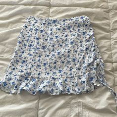 Floral Print Skirt With One Leg Ruching. Zipper In Back. Ruffle Bottom Detail. Like New, Never Worn. All Sales Final Flower Skirts, Skirts Floral, Blue Floral Skirt, Anime Clothes, Drawing Anime Clothes, Flower Skirt, Floral Print Skirt, Forever 21 Skirts, Closet Ideas