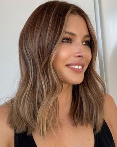 One Length Haircuts Medium, Medium Length Hair One Length, Brown Midi Hair, Mid Length Hair Styles 2023, One Length Haircut Medium, Medium Hair With Waves, Layered Midi Hair, Midi Bob Haircut Mid Length, Mid Length Hair With Waves