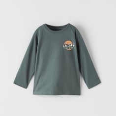 Nwt. Zara Kids Logo Raglan T-Shirt With Round Neckline, Long Sleeves, Front Print. Size 12-18. Ref. 0722/556.1020. Long Sleeve Cotton T-shirt For Playwear, Cotton T-shirt For Playwear In Fall, Crew Neck Tops For Playwear In Fall, Crew Neck Tops For Fall Playwear, Fall Playwear Crew Neck Tops, Green Crew Neck T-shirt For Play, Graphic Print Tops For Playwear In Fall, Graphic Tee Crew Neck Tops For Playwear, Cotton Tops With Letter Print For Playwear