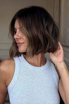 Above-the-Shoulder Lived-In Neck-Length Bob Haircut Above The Shoulder Haircuts, Brown Bob Haircut, Short Summer Haircuts, Above Shoulder Length Hair, Neck Length Hair, Shoulder Haircut, Brunette Bob