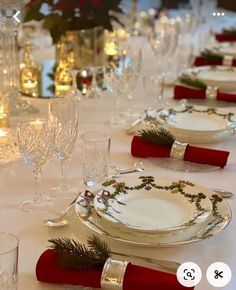 Red Christmas Tablescapes, Christmas Dinner Setting, Christmas Table Decorations Ideas, Christmas Dining Table Decorations, Christmas Dinner Set, Minimalist Centerpiece, Frosted Glass Vase, Dining Table Decorations, Table Decorations Ideas