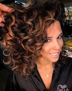 Curly Highlights, Κούρεμα Bob, Brown Hair With Caramel Highlights, Dark Curly Hair, Highlights Curly Hair, Brown Curly Hair, Black Hair With Highlights, Colored Curly Hair