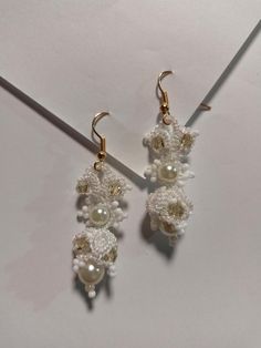 These exquisite small white tatting earrings are handmade with delicate lace and adorned with lustrous pearls, creating a look that is both timeless and enchanting. Ideal for fairy-tale weddings, cosplays, or as an elegant accessory for everyday wear, these earrings embody the essence of Princesscore and cottagecore aesthetics. Lightweight and graceful, they offer a refined touch to any outfit. Whether you're a bride, a lover of vintage styles, or looking for a unique gift, these earrings are the perfect choice. This glamorous Victorian costume dangle earrings are made in tatting, lace making technique that was very popular on 18th and 19th century courts. Lace is hand stitched using fine thread that is tied in hundreds of knots that form intricate designs. This type of lace looks delicate Earring Art, Deco Chandelier, Tatting Earrings, Bead Earring, Types Of Lace, Victorian Costume, Lace Earrings, Art Deco Chandelier, Tatting Lace