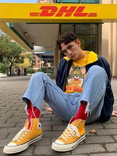 Chuck 70 Outfit, 80s Fashion Men, Yellow Converse, 70 Outfits, 90s Fashion Men, Jeans And Converse, Yellow Sneakers, Look Retro